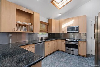 20 Alanson Ln in Hampton Bays, NY - Building Photo - Building Photo