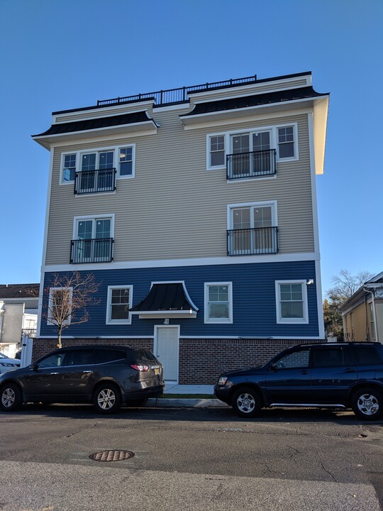 211 Augusta St, Unit 3A in South Amboy, NJ - Building Photo