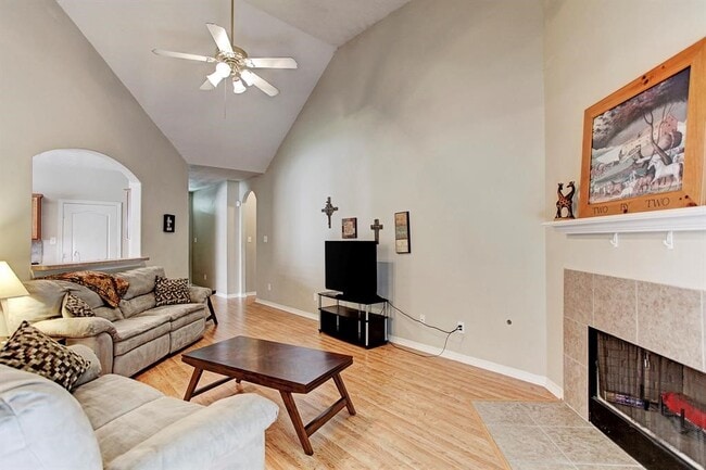 9211 Hidden Lake E Dr in Magnolia, TX - Building Photo - Building Photo