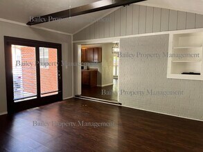 6357 Doe Run Rd in Louisville, KY - Building Photo - Building Photo