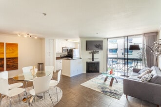7320 Hawthorn Ave, Unit 213 in Los Angeles, CA - Building Photo - Building Photo