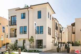 10732 Bloomfield St in Los Angeles, CA - Building Photo
