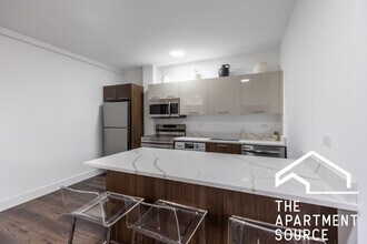 1553 W Hollywood Ave, Unit 303 in Chicago, IL - Building Photo - Building Photo