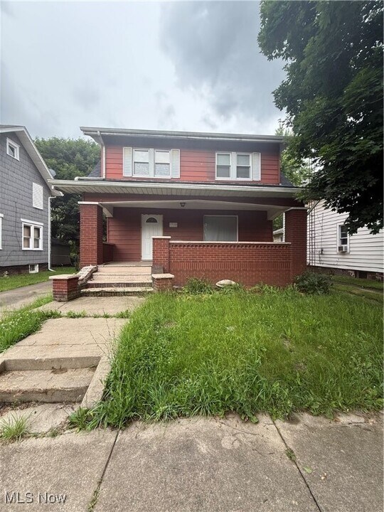 2318 Indiana Way NE in Canton, OH - Building Photo