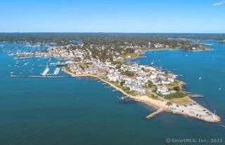 14 Trumbull St in Stonington, CT - Building Photo