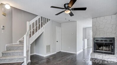 8215 Circle Tree Ln in Charlotte, NC - Building Photo - Building Photo