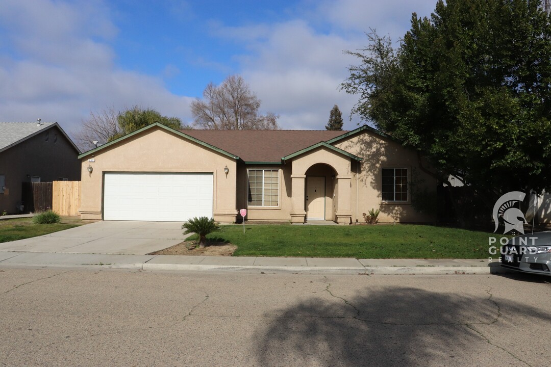 647 W Nevada St in Kingsburg, CA - Building Photo