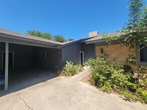 1304 Glenda Dr in Round Rock, TX - Foto de edificio - Building Photo