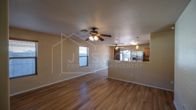3027 W Red Fox Rd in Phoenix, AZ - Foto de edificio - Building Photo