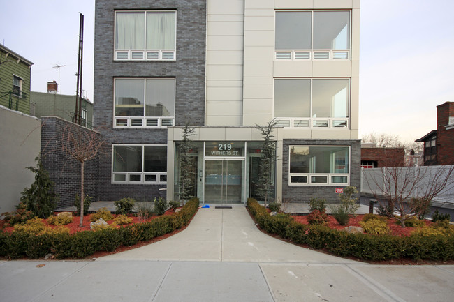 221-223 Withers St in Brooklyn, NY - Foto de edificio - Building Photo