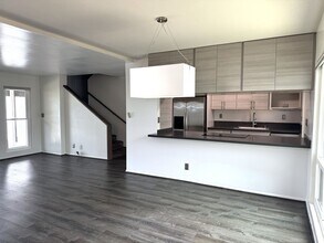 123 Koko Isle Cir in Honolulu, HI - Building Photo - Building Photo