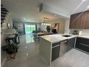 8443 SW 137th Ave in Miami, FL - Foto de edificio - Building Photo