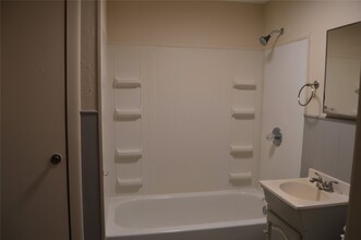 110 Cedar St in Highlands, TX - Building Photo - Building Photo