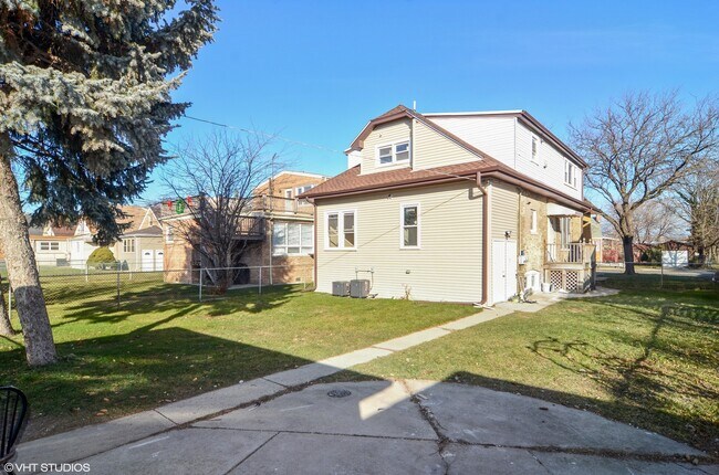 5651 W Goodman St-Unit -1 in Chicago, IL - Building Photo - Building Photo