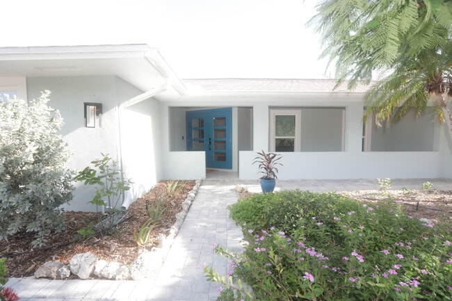 8560 Heron Lagoon Cir in Sarasota, FL - Building Photo - Building Photo