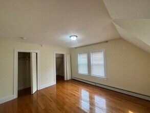 102 Sycamore St, Unit 3 in Somerville, MA - Foto de edificio - Building Photo