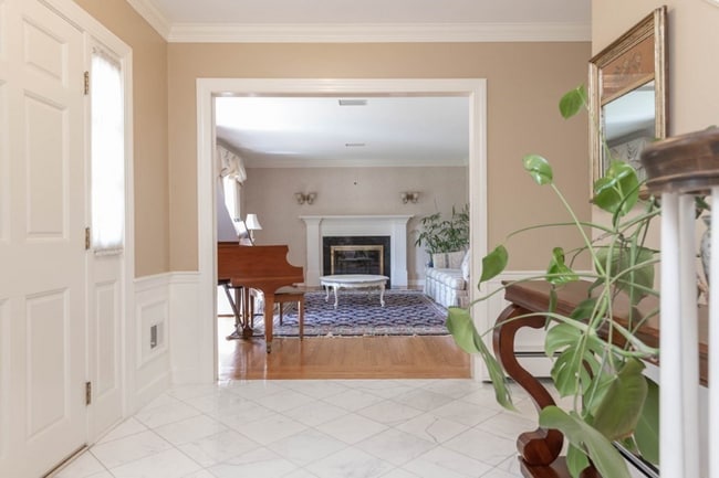 4 Elliston Rd in Weston, MA - Foto de edificio - Building Photo