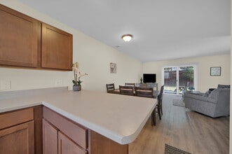 Holiday Village Townhomes in Traverse City, MI - Foto de edificio - Building Photo
