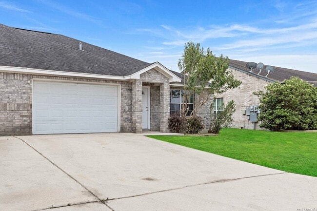 3045 Pine Valley Dr in New Braunfels, TX - Foto de edificio - Building Photo