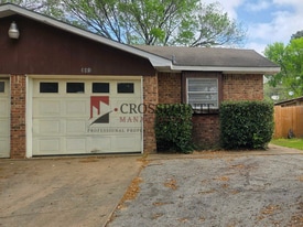 113-115 Queens Ct in Longview, TX - Building Photo