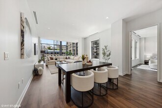 61 E Banks St in Chicago, IL - Building Photo - Building Photo