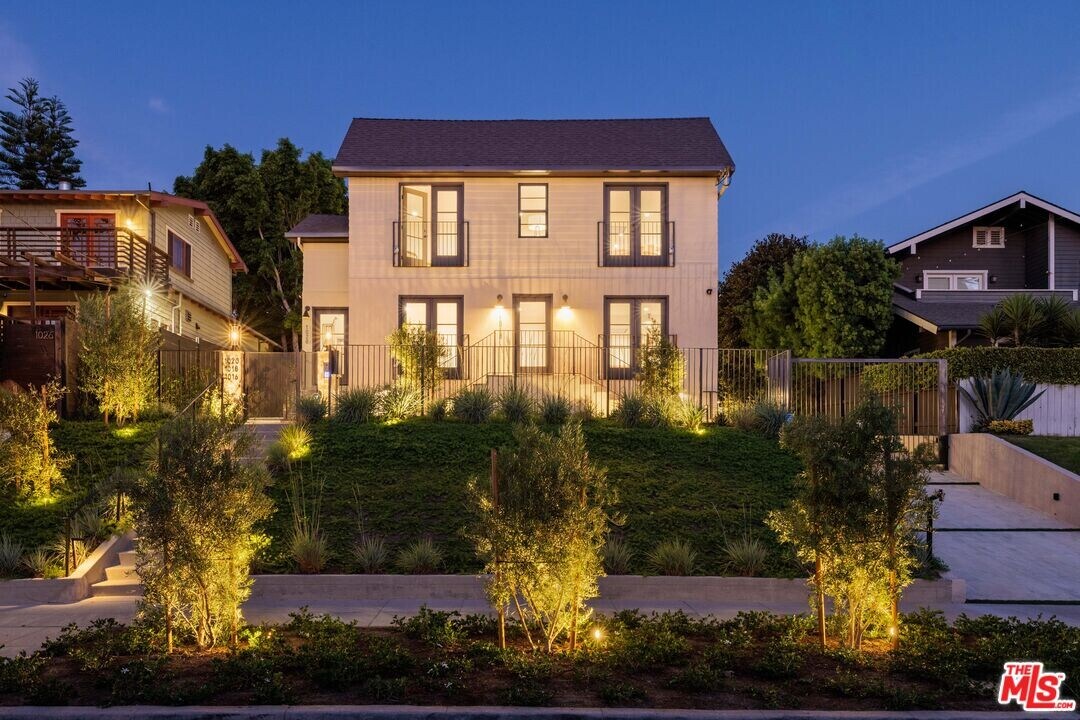 1020 Manzanita St in Los Angeles, CA - Building Photo