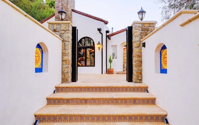 2570 Nichols Canyon Rd in Los Angeles, CA - Building Photo - Building Photo