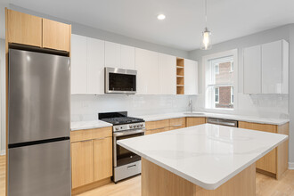 7389 N Damen Ave, Unit 2e in Chicago, IL - Building Photo - Building Photo