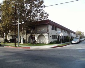 Villa Etiwanda Apartments in Reseda, CA - Building Photo - Building Photo