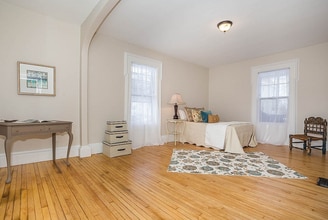 22 Scott St, Unit 1 in Woburn, MA - Foto de edificio - Building Photo