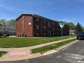 400 N 5th St in Eldridge, IA - Building Photo