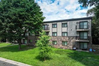 Gauvette Park Apartments in Columbia Heights, MN - Foto de edificio - Building Photo