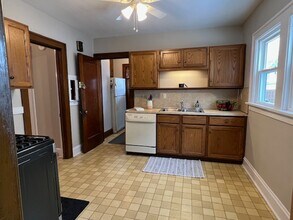 2198 Chesterland Ave, Unit First Floor Unit in Lakewood, OH - Foto de edificio - Building Photo