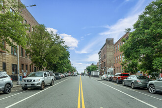 130 Greenpoint Ave in Brooklyn, NY - Building Photo - Building Photo