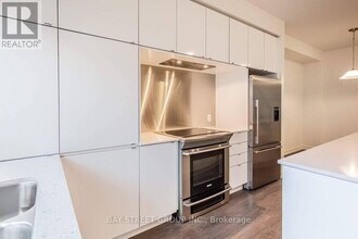 219 Huguenot Rd in Oakville, ON - Building Photo - Building Photo