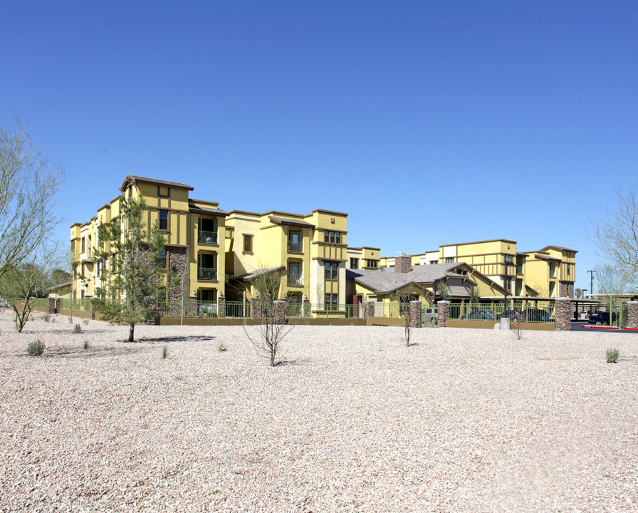 Aeroterra Senior Village in Phoenix, AZ - Foto de edificio