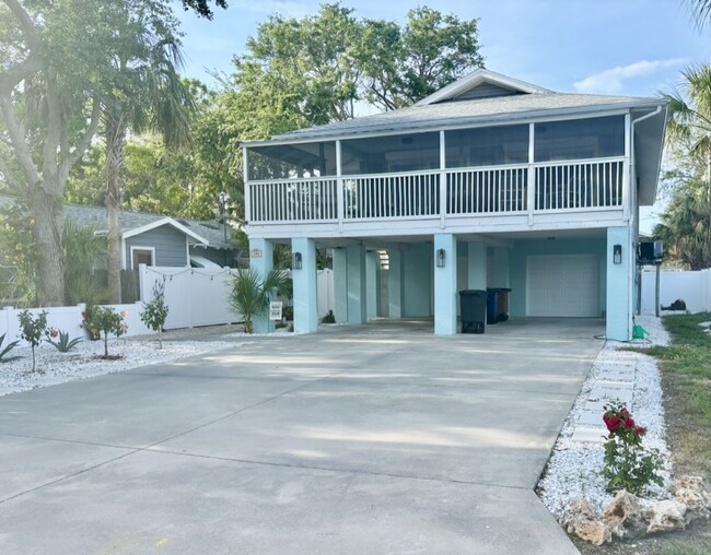 206 14th Ave N in Indian Rocks Beach, FL - Foto de edificio - Building Photo
