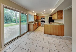 16 Timberlane Dr in Palatine, IL - Building Photo - Building Photo