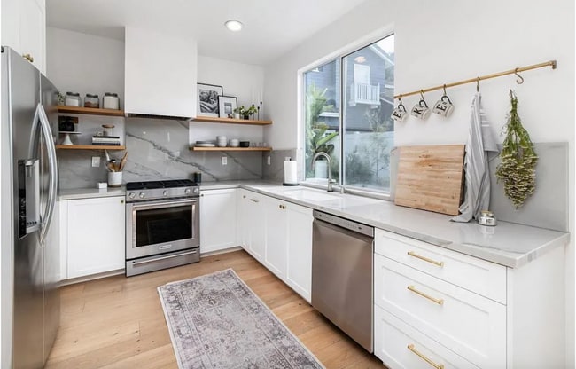 1203 Cambria Way in Encinitas, CA - Foto de edificio - Building Photo