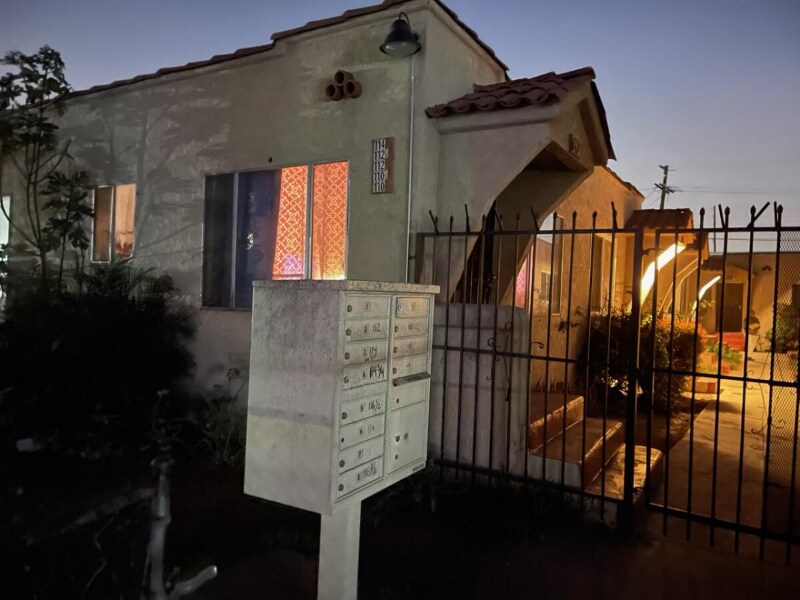 110 E 71st St in Los Angeles, CA - Building Photo