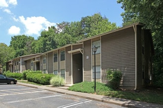 Hunt Club Apartments, LLC in Winston-Salem, NC - Foto de edificio - Building Photo