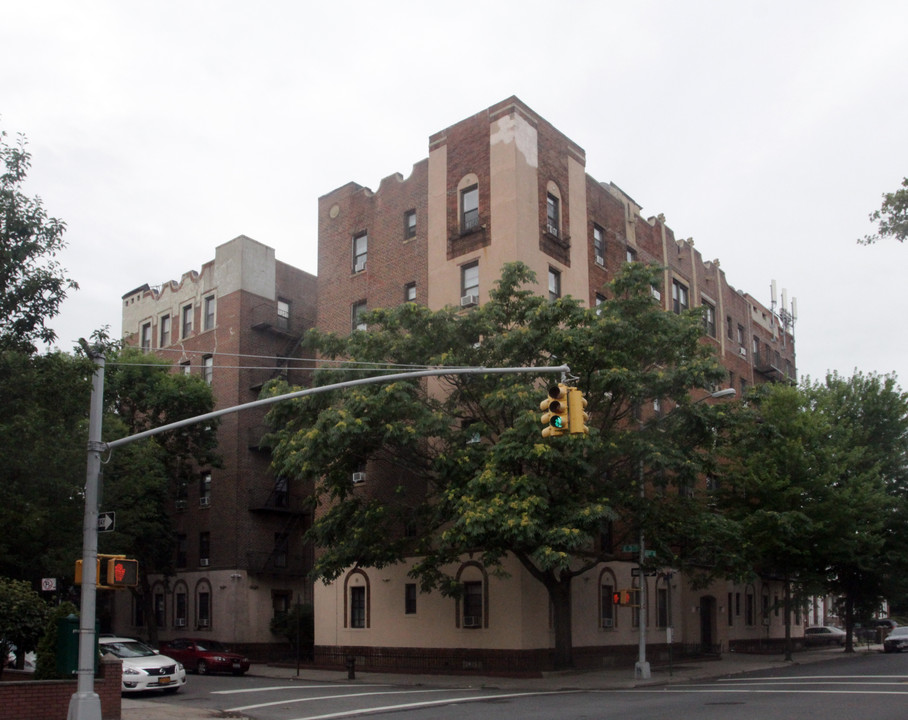 Midwood Estates in Brooklyn, NY - Foto de edificio