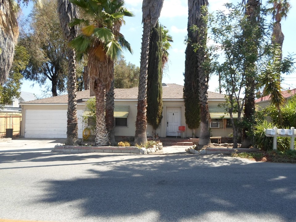 820 N Buena Vista St in Hemet, CA - Building Photo