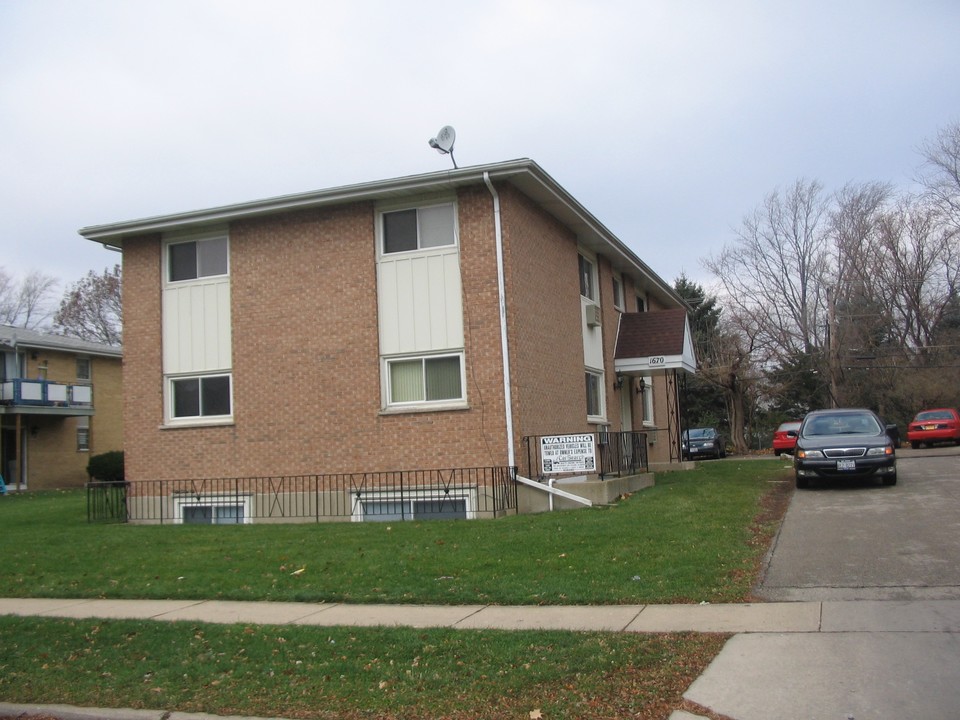 1670 Mulberry Ln in Elgin, IL - Building Photo