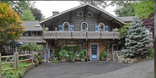 4 Woodbine Ln, Unit 2