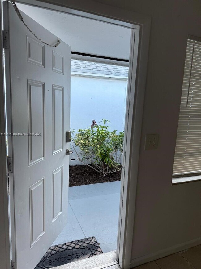 325 NE 2nd St in Hallandale Beach, FL - Building Photo - Building Photo