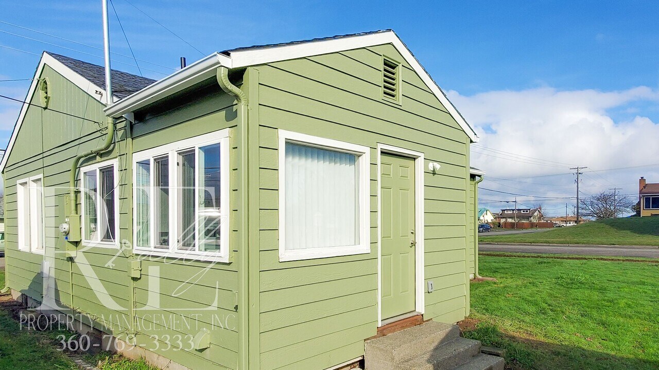 321 S Jones St in Port Angeles, WA - Building Photo