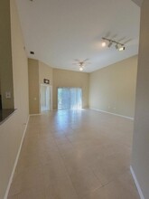 220 Crestwood Cir, Unit 102 in Royal Palm Beach, FL - Foto de edificio - Building Photo