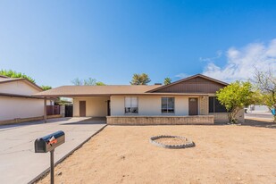 2019 W Wescott Dr in Phoenix, AZ - Foto de edificio - Building Photo