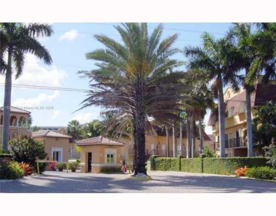 6707 N Kendall Dr in Miami, FL - Building Photo